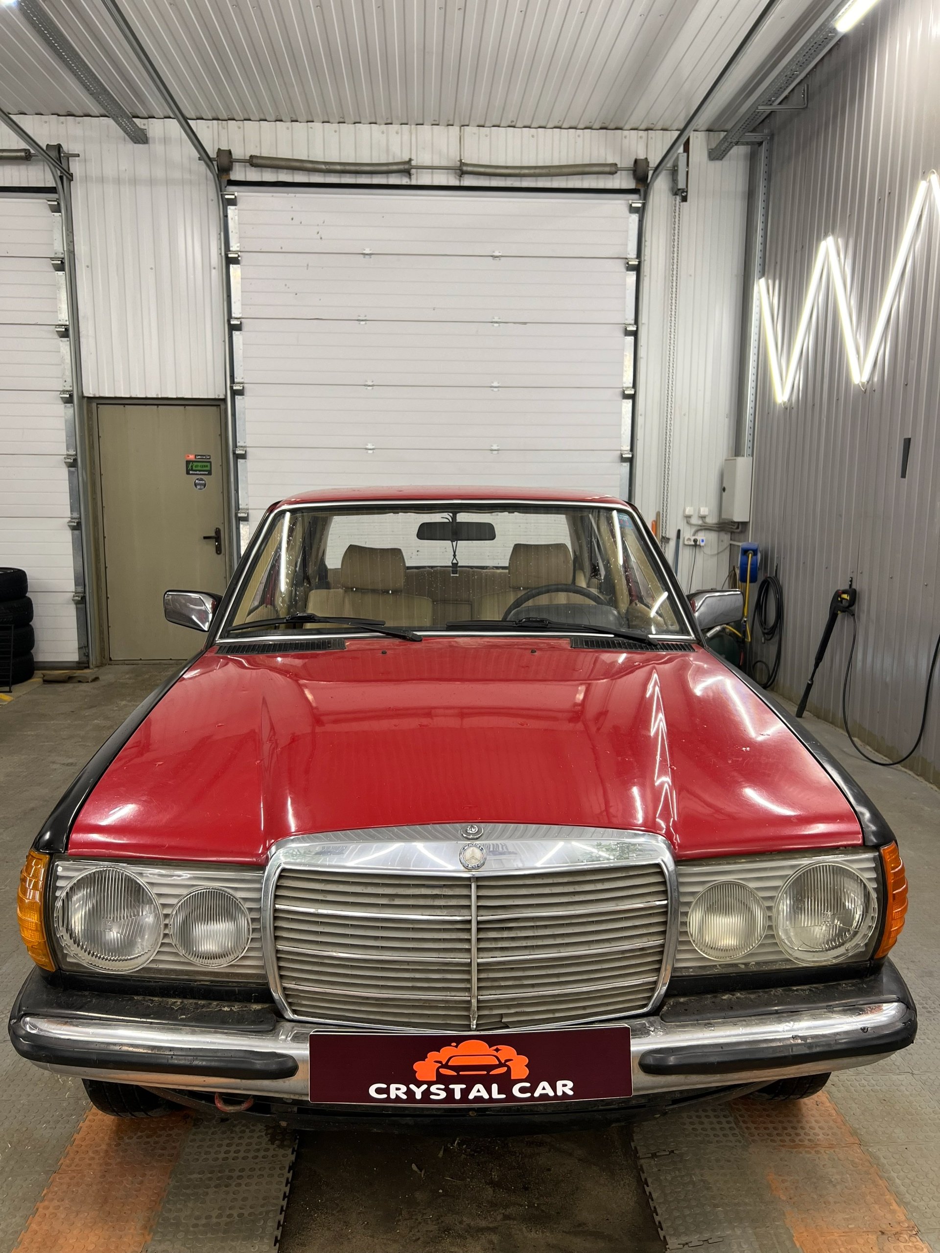 Mercedes-Benz W123 1980 года после химчистки интерьера в CrystalCar